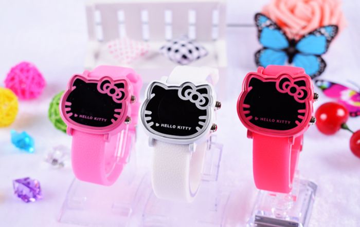 Đồng hồ kitty cho bé gái ngoài làm phụ kiện đeo tay cũng cần được trang bị những tính năng hiện đại